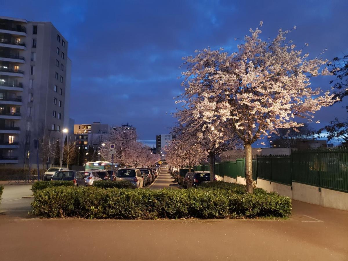 Disponible - Appartement Entier - 10Mn Rer B Aeroport Cdg - Paris Gare Du Nord, T11 Express, Le Bourget, Tout Equipe, Netflix Gratuit, 3 Personnes, 4Eme Etage, Escaliers, Parc Des Expositions, Parking Rue Gratuit Apres 19H Drancy Esterno foto